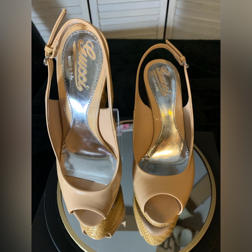 💓EUC💖GUCCI patent leather sandals. - Picture 3 of 14